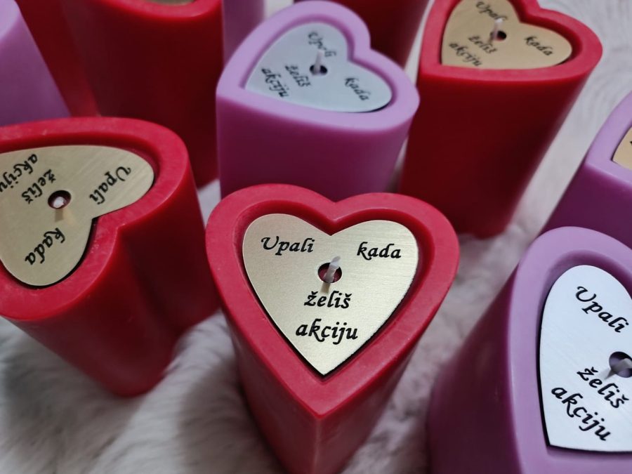 Svijeća u obliku srca s porukom po želji