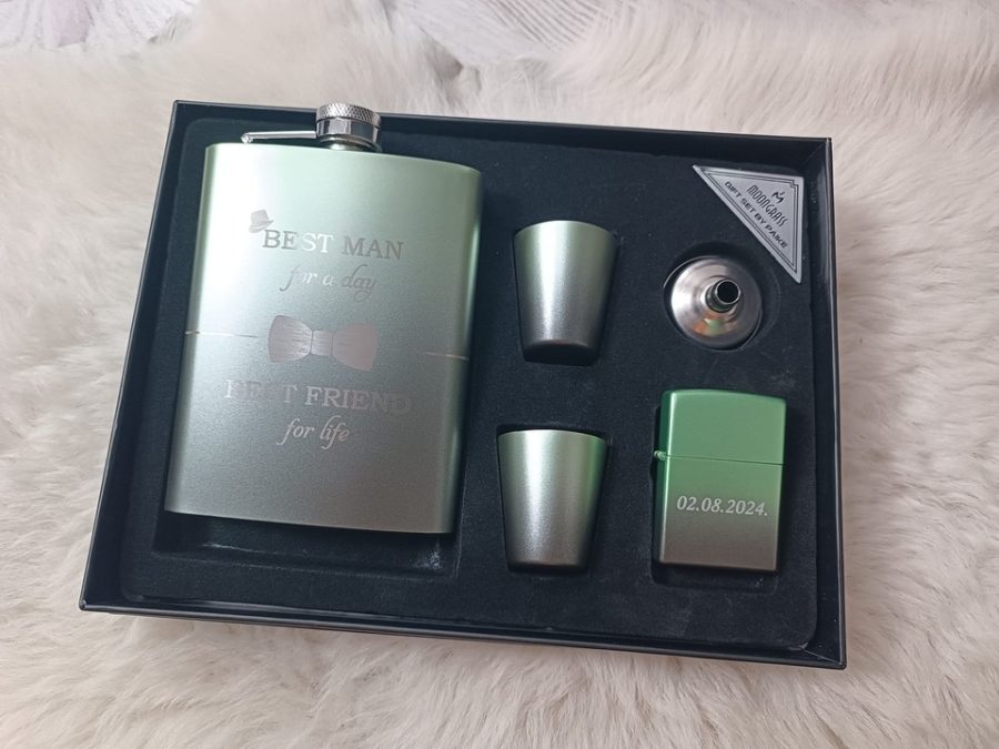 Personalizirani set s pljoskom i upaljačem